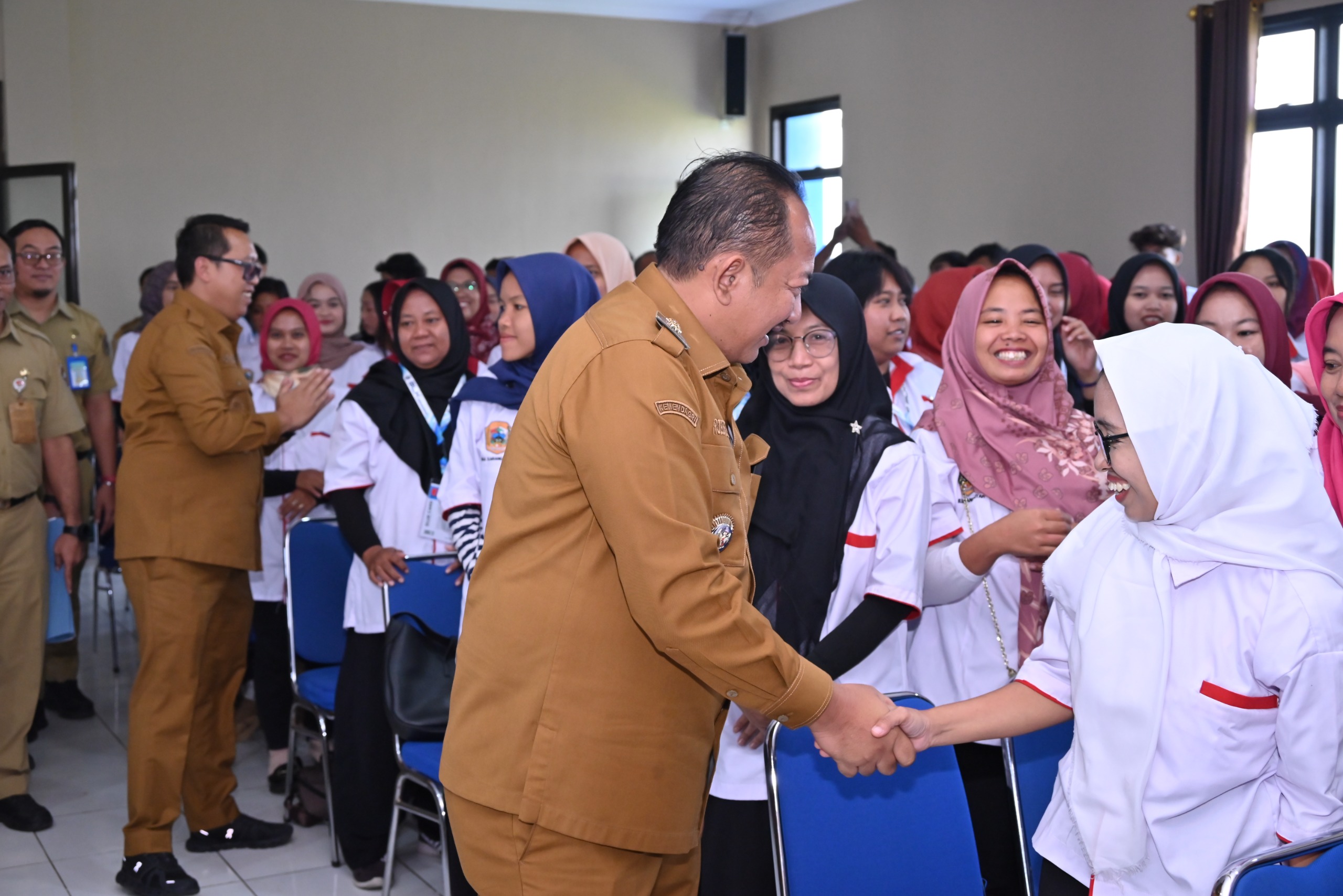 Bupati Karanganyar Rober Christanto serahkan bantuan usaha bersumber dari DBHCHT bagi 170 UMKM, Senin (14/7/2025). (Rudi Hartono/Radar Solo)