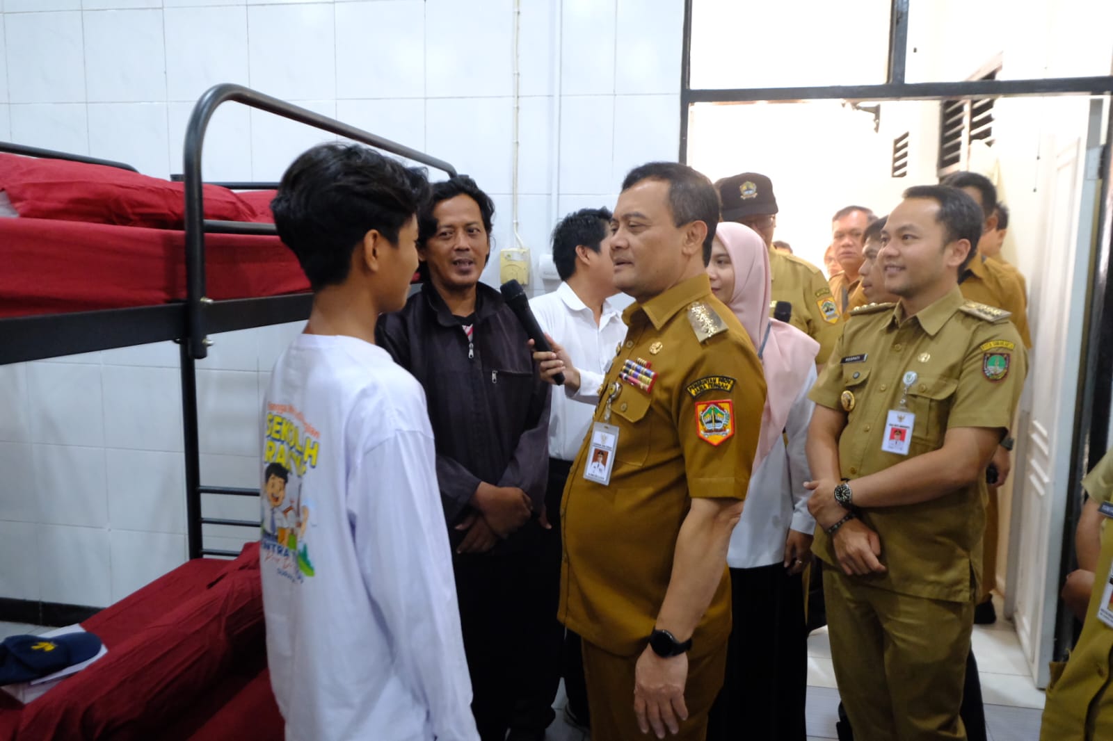 MENGAYOMI: Gubernur Jawa Tengah Ahmad Luthfi meninjau pelaksanaan MPLS di Sekolah Rakyat Menengah Atas (SRMA) 17 Solo, Senin (14/7).