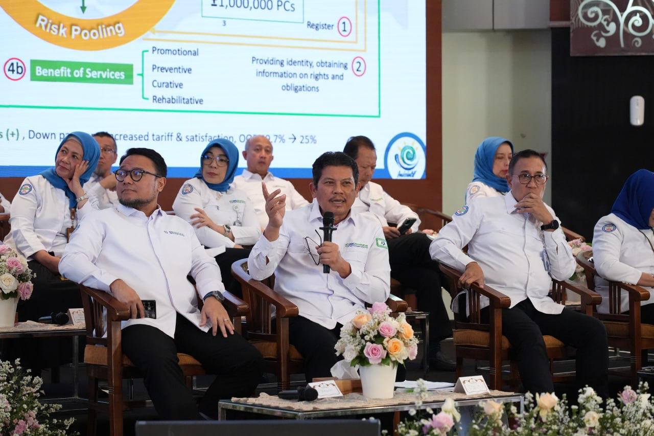Direktur Utama BPJS Kesehatan Ghufron Mukti saat menyampaikan capaian selama 2024 kegiatan Public Expose di Jakarta.