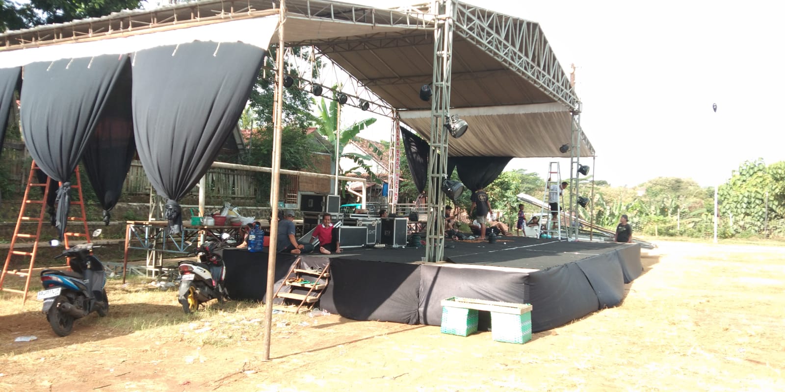 Persiapan yang dilakukan di Lapangan Gunungsari Jatisrono, Senin (14/7/2025).