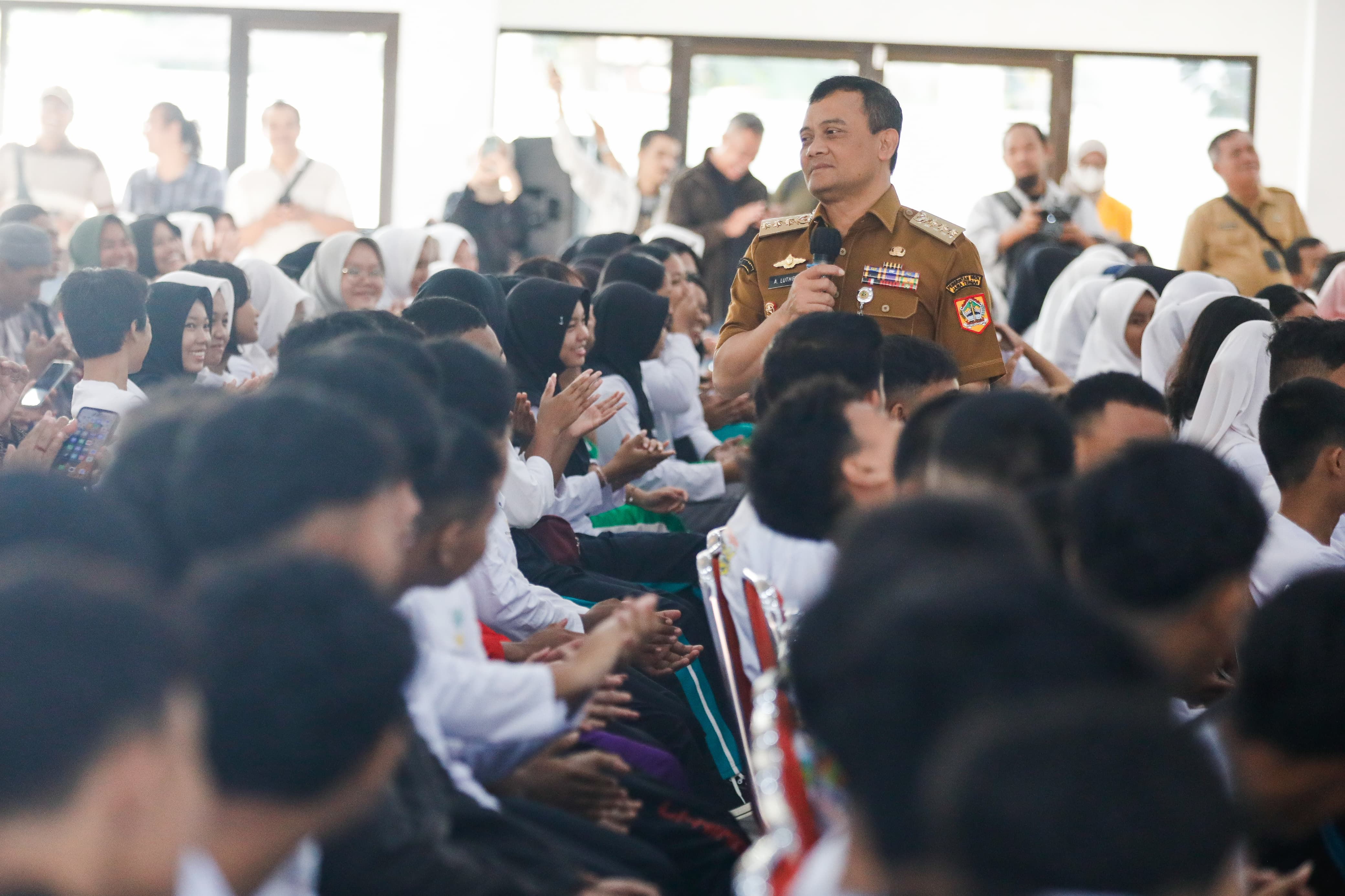 Gubernur Jawa Tengah Ahmad Luthfi hadiri pembukaan Masa Pengenalan Lingkungan Sekolah (MPLS) 2025 Sekolah Rakyat Menengah Atas 17 Solo, Senin, 14 Juli 2025.