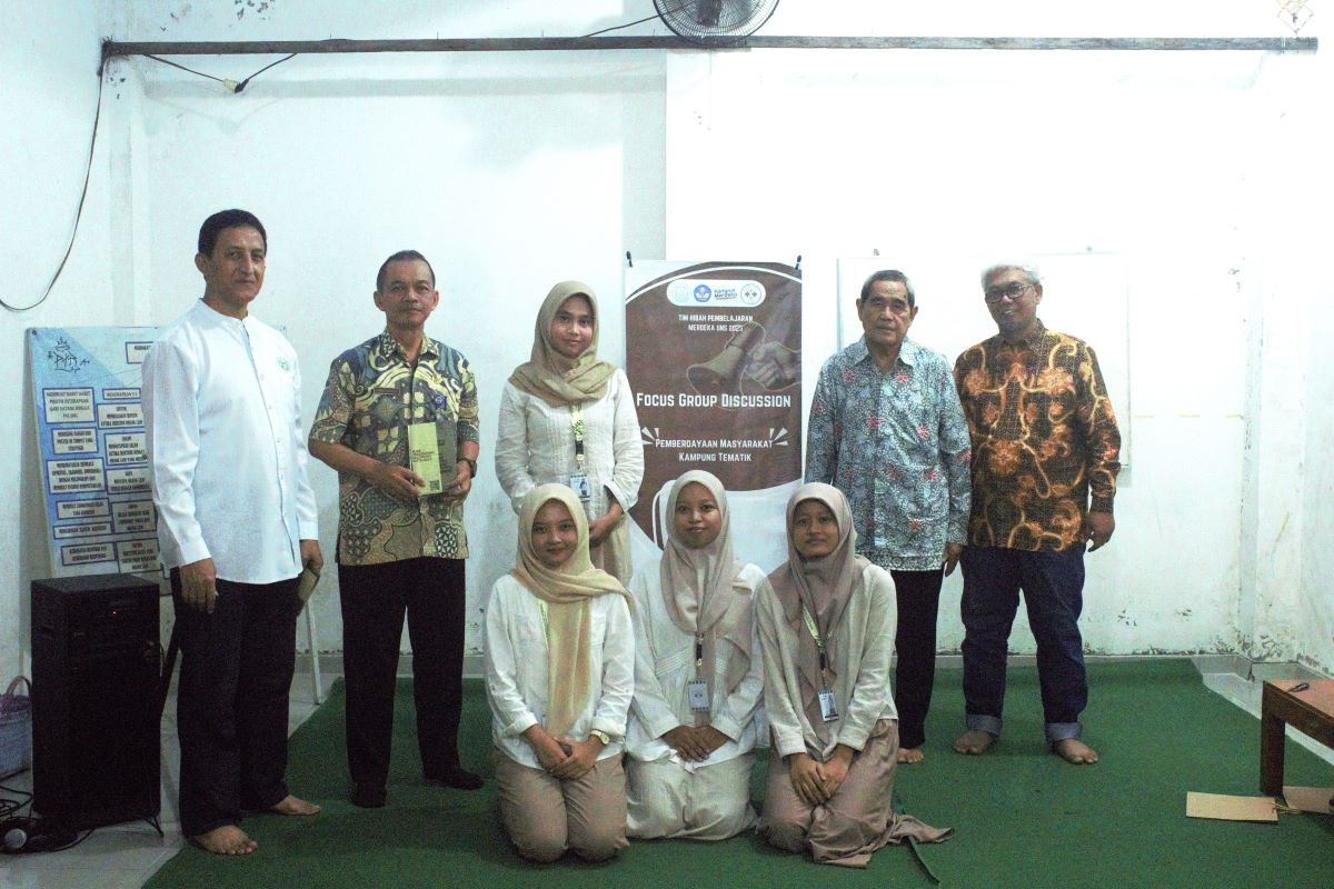 Mahasiswa Sosiologi Fakultas Ilmu Sosial dan Politik UNS laksanakan program Hibah Pembelajaran Merdeka di Kampung Blangkon dan Kampung Permata di Kota Solo.