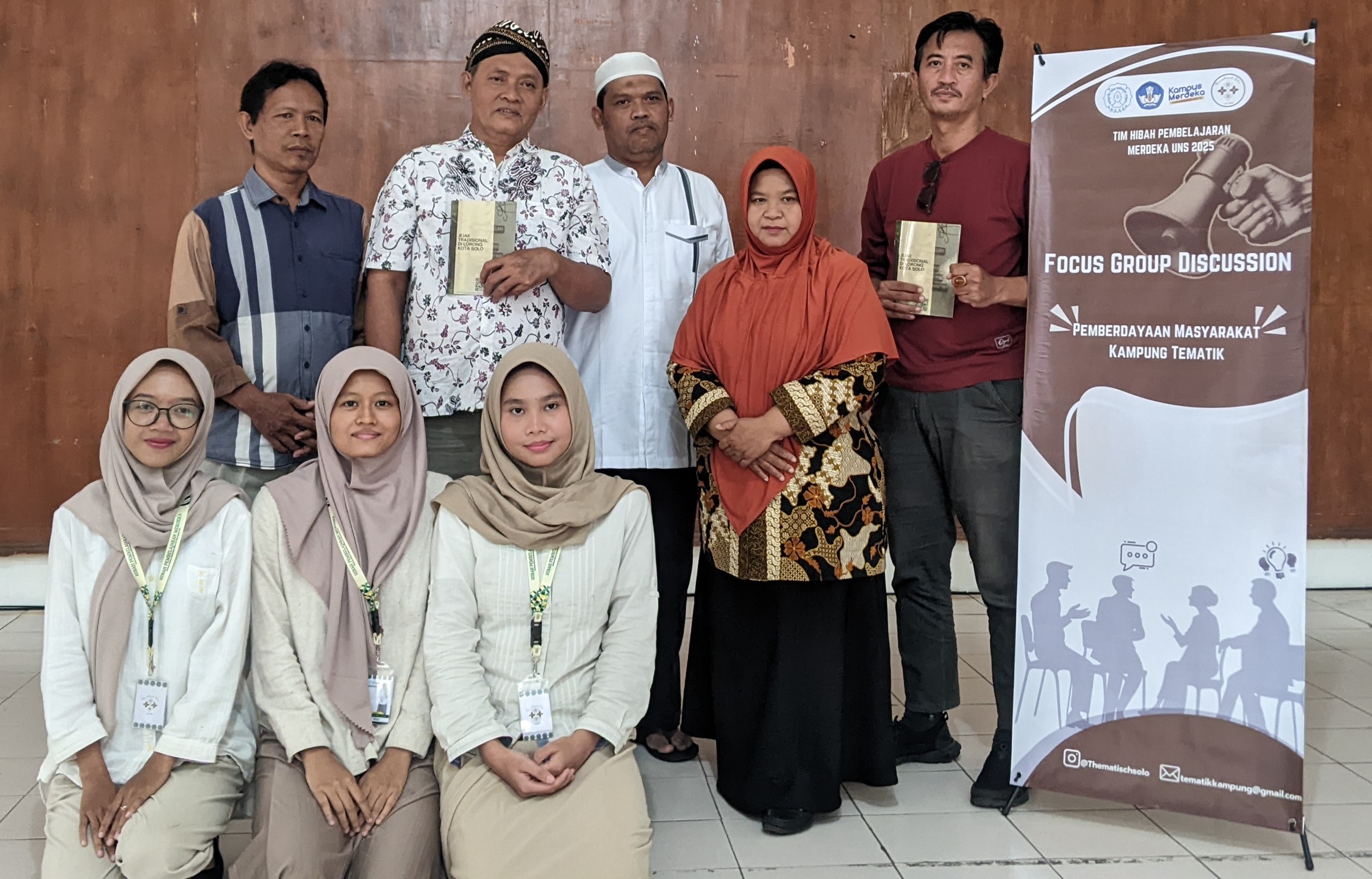 Kampung Blangkon dan Kampung Permata merupakan hasil dari program pengembangan kampung tematik yang digagas Pemkot Surakarta untuk memberdayakan masyarakat melalui pemanfaatan potensi lokal.