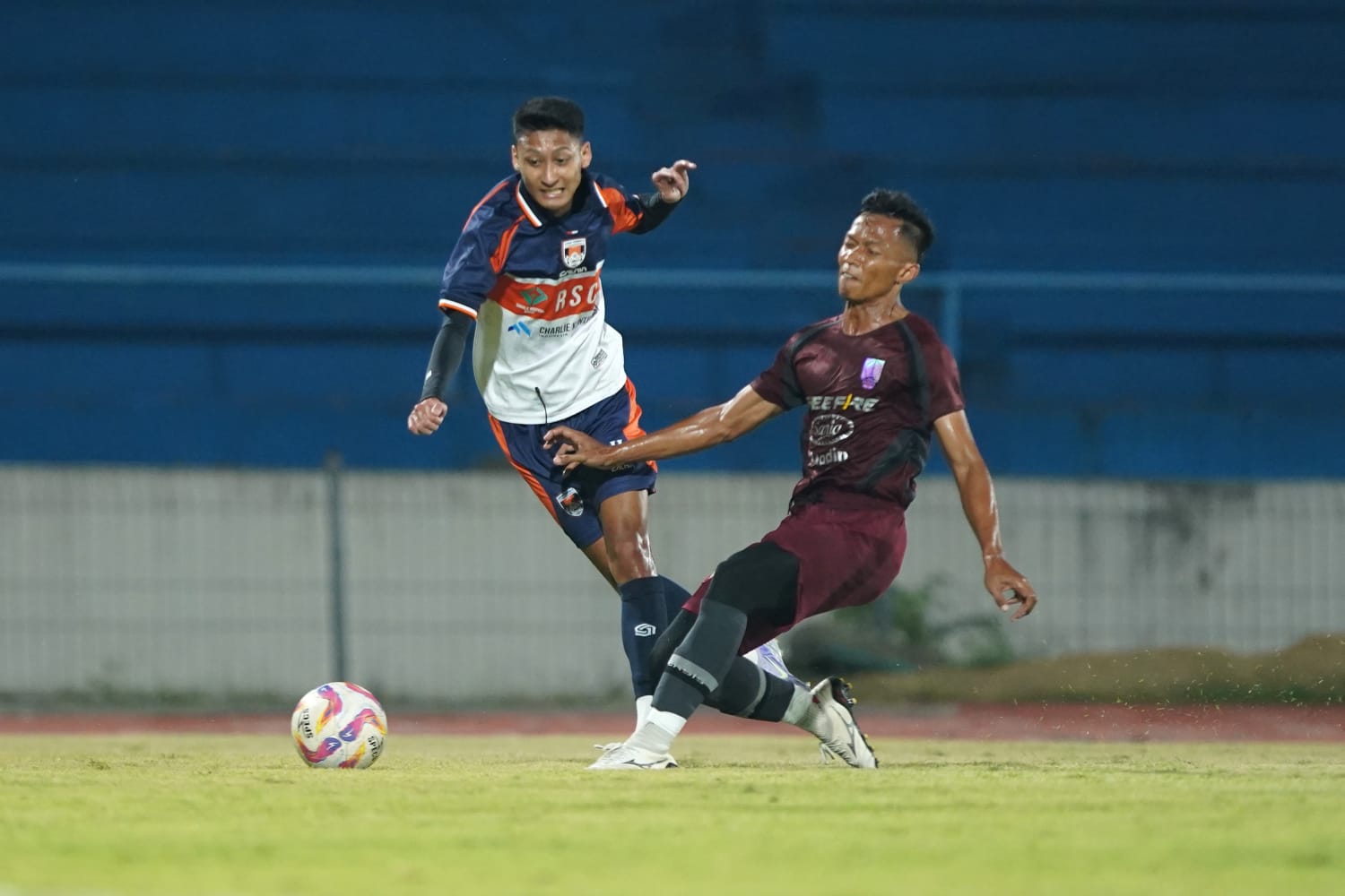 Bek Persis Solo Eky Taufik (kanan) saat melawan Kendal Tornado FC di Stadion UNS (12/7/2025).