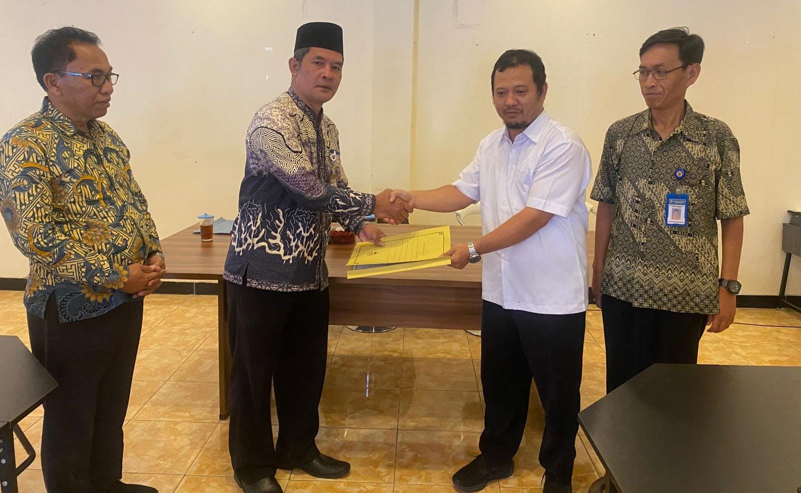 Pelantikan Pj Kepala Desa Kemuning yang baru. (Rudi Hartono/Radar Solo)