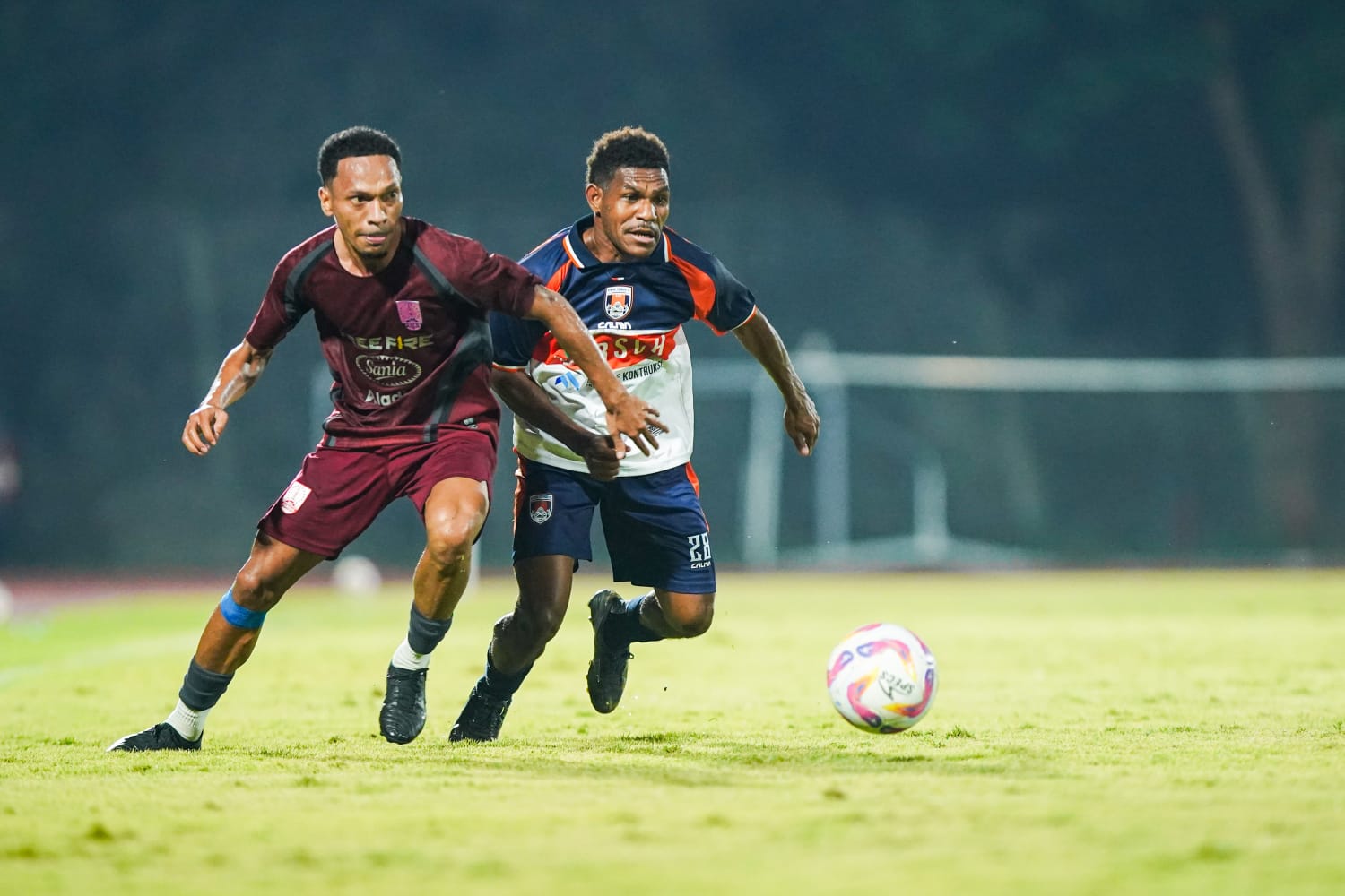 Bek Persis Solo Giovani Numberi (kiri) uji coba dengan Kendal Tornado FC di Stadion UNS (12/7/2025).