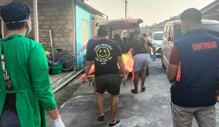 Polisi mengevakuasi jasad pemuda asal Matesih yang meninggal secara misterius di Lalung, Karanganyar. (Rudi Hartono/Radar Solo)