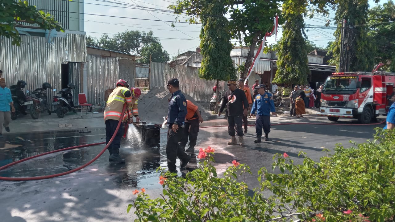 Petugas damkar padamkan genset mobil karnaval Harlah Ke-79 Kabupaten Sukoharjo di simpang lima, Selasa (15/7).
