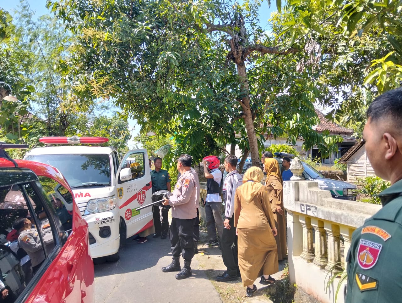 Proses evakuasi terhadap para korban ke rumah sakit terdekat untuk mendapatkan penanganan medis di Desa Bogem, Kecamatan Bayat, Klaten. (Dokumentasi Warga Desa Bogem)
