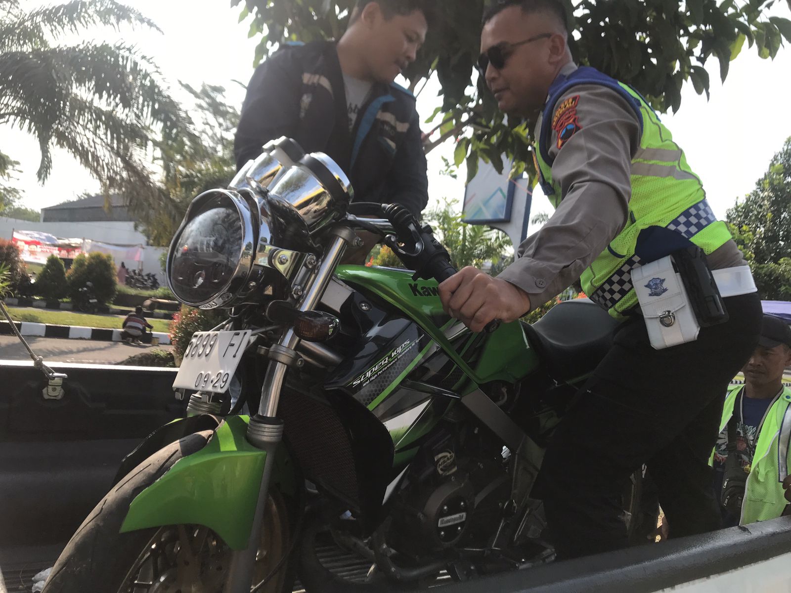 Polisi mengamankan sepeda motor yang terlibat kecelakaan di perempatan Tugu Jagung, Kecamatan Mojosongo, Boyolali, Selasa (15/7/2025).