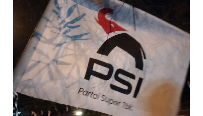 Bendera PSI dengan logo gajah kepala merah terpasang di Solo jelang Kongres PSI 2025.