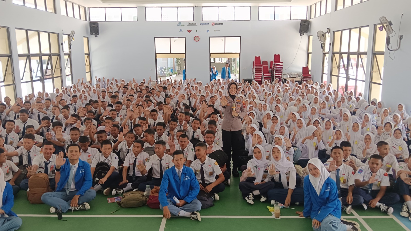 Satbinmas Polres sukoharjo hadir memberikan edukasi kepada pelajar saat masa pengenalan lingkungan sekolah (MPLS), Selasa (15/7).