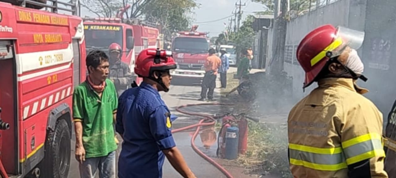 Kebakaran pabrik pengolahan kayu di Desa Telukan, Kecamatan Grogol, Kabupaten Sukoharjo, Selasa (15/7).