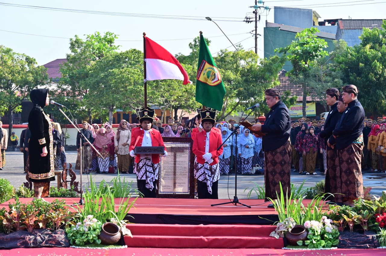 Bupati Etik juga menyampaikan tiga pesan penting kepada seluruh masyarakat Sukoharjo: Menjaga Persatuan dan Kesatuan, Mendorong Partisipasi Generasi Muda.