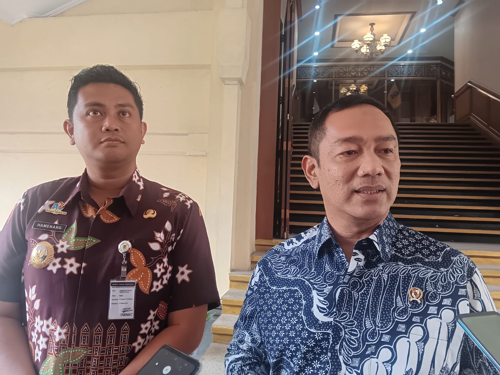 Bupati Klaten Hamenang Wajar Ismoyo mendampingi Kepala LKPP Hendrar Prihadi saat memberikan keterangan ke awak media di Kantor Bupati Klaten, Selasa (15/7/2025).