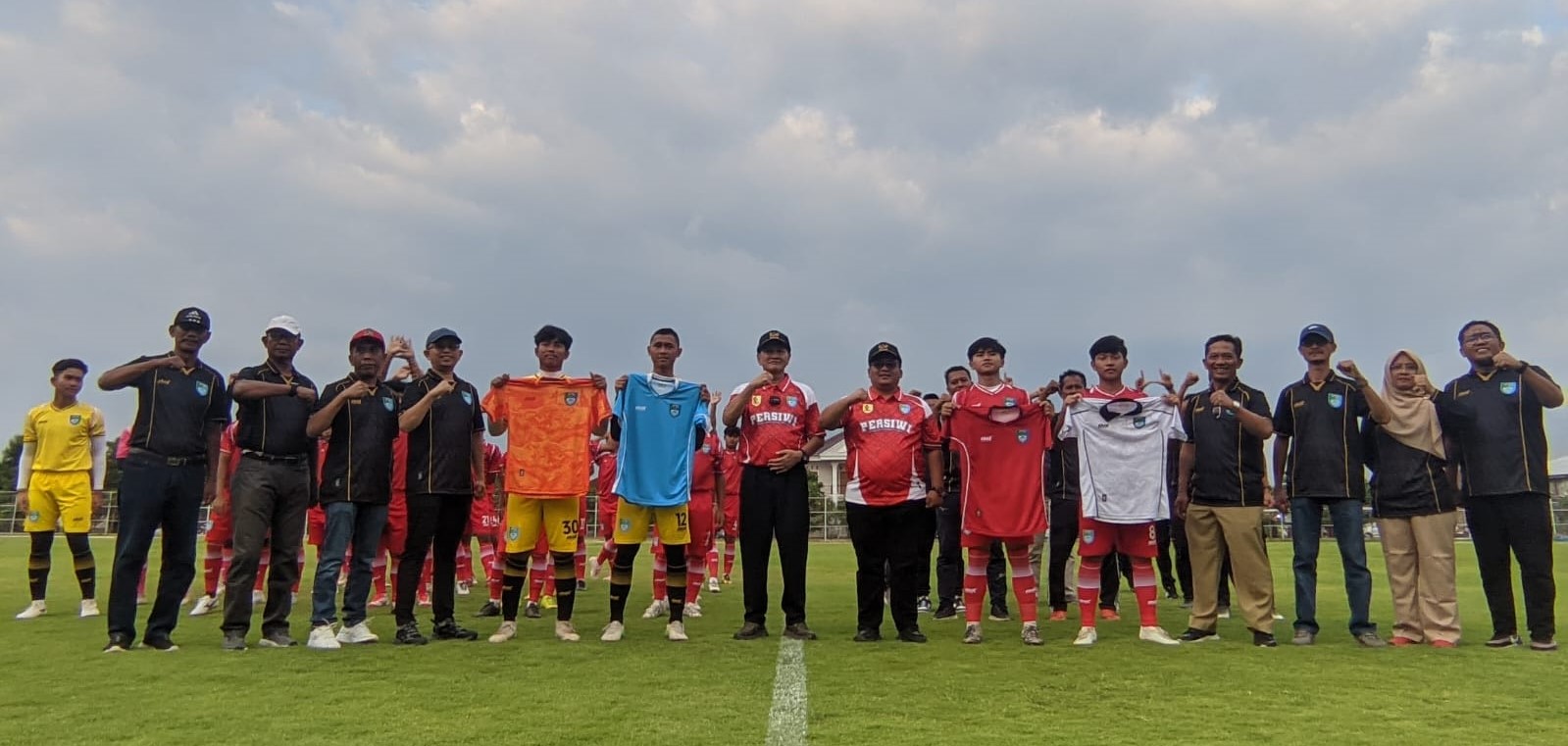 Bupati Setyo Sukarno dan Wakil Bupati Wonogiri Imron Rizkyarno me-launching Persiwi U-17 di Pringgodani Sport Tourism Center, Selasa (15/7/2025) sore.