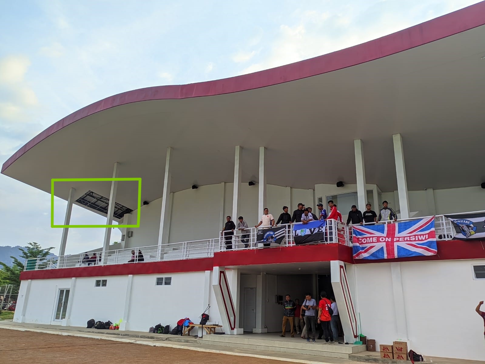 Plafon tribun Sport Tourism Center Pringgodani di Wonogiri yang jebol (ditandai garis hijau).