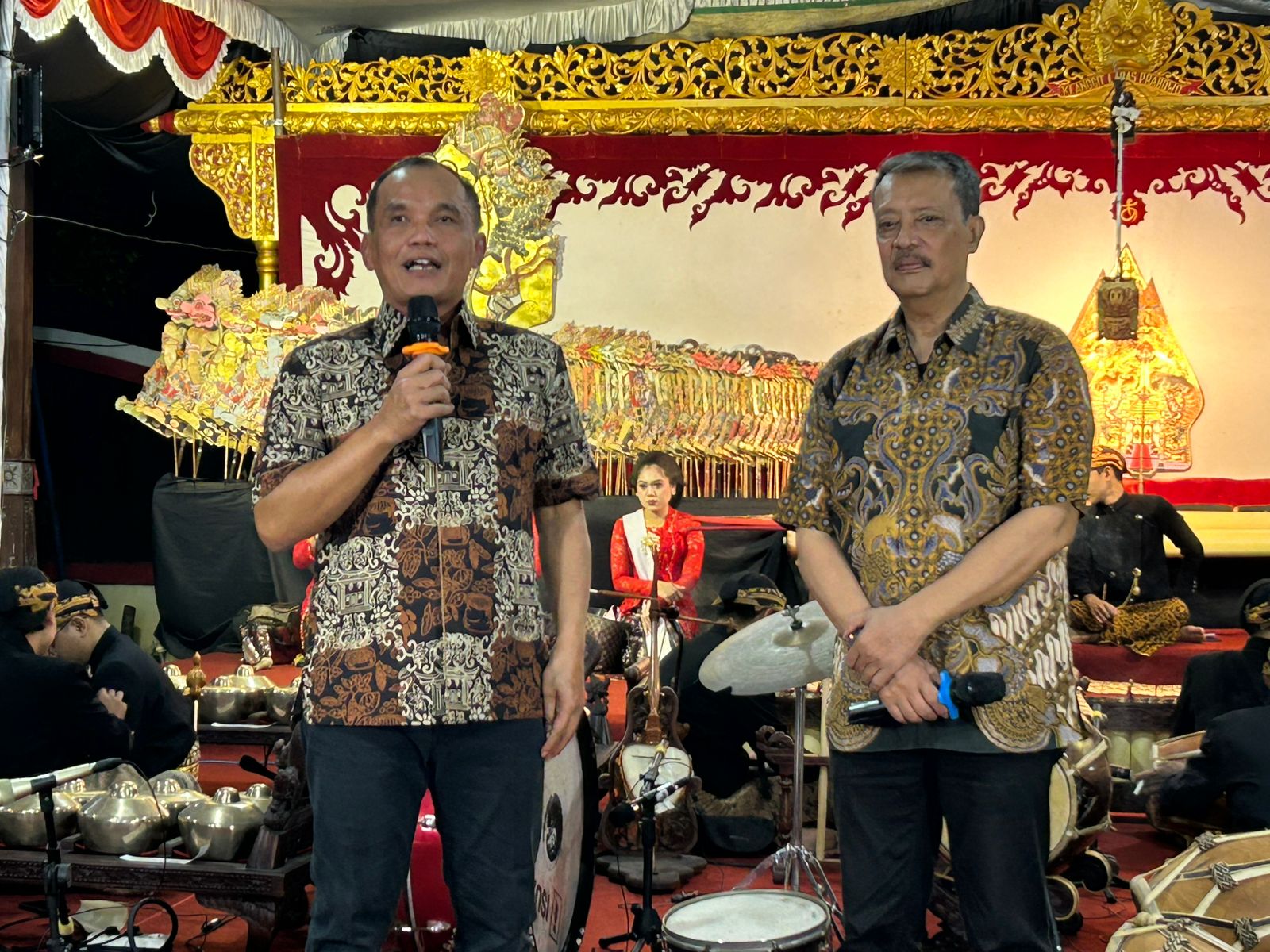 Ketua DPRD Jateng Sumanto tampil sebagai host dan memandu diskusi menarik bersama Kanjeng Gusti Pangeran Haryo Adipati (KGPHA) Benowo, adik Raja Keraton Kasunanan Surakarta Pakubuwono XIII.
