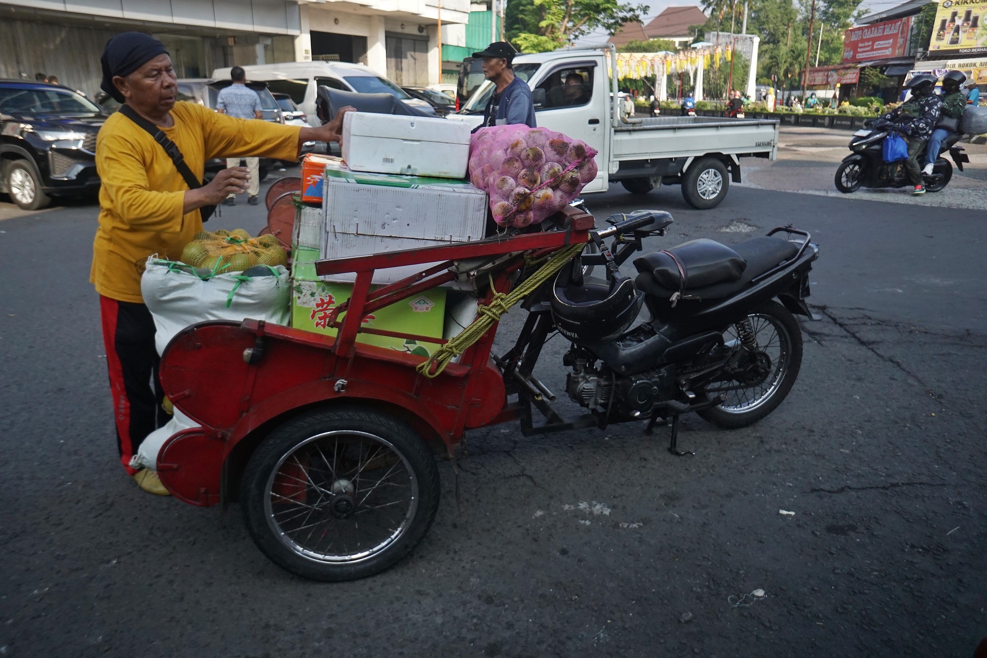 Becak motor membawa barang pedagang di Pasar Gede Solo. (Aruef Budiman/Radar Solo)