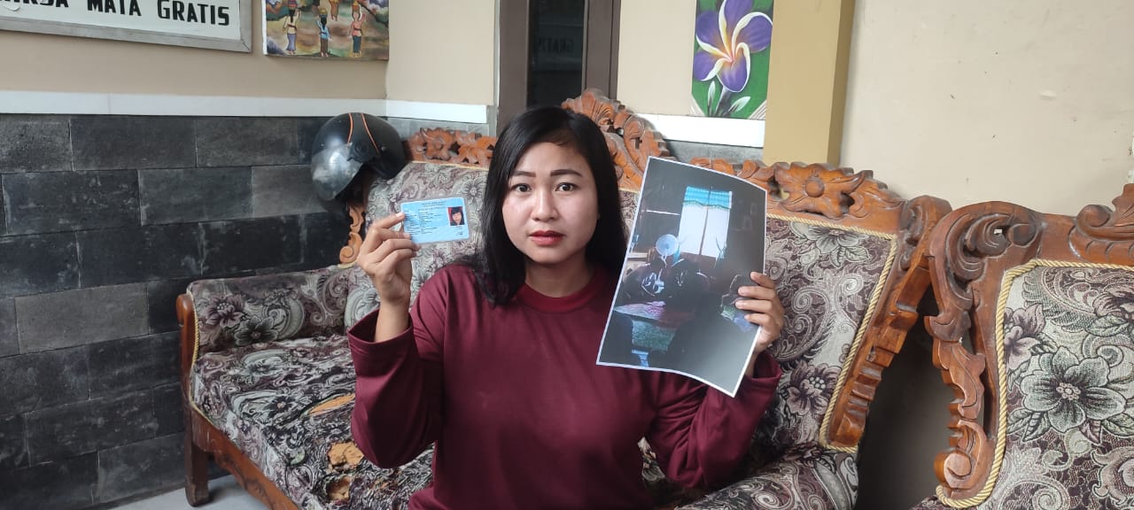 Putri warga Sragen menunjukkan ktp dan bukti ijab Kabul nikah siri di Kalimantan. (Ahmad Khairudin/Radar Solo)