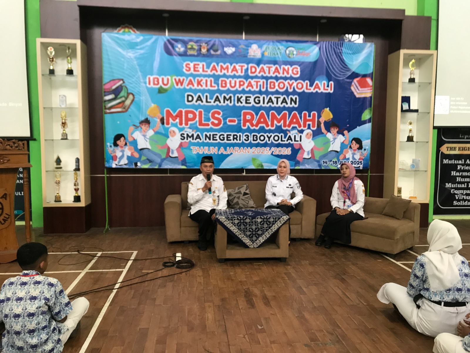 Kepala SMAN 3 Boyolali Najamudin (kiri) dan Wabup Boyolali Dwi Fajar Nirwana (tengah) isi materi MPLS di SMAN 3, Rabu (16/7).