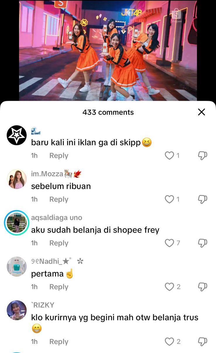 Dari detik pertama, penonton langsung disambut visual khas Shopee bernuansa oranye terang bersama empat sosok kece, Freya, Christy, Gracia, dan Marsha dari JKT48.