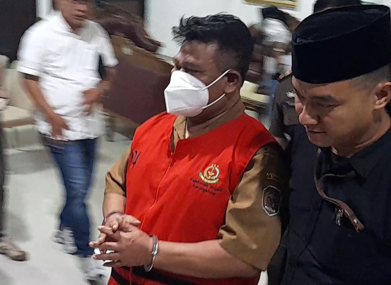 Sekretaris Dinas Pemberdayaan Masyarakat dan Desa (Dispermades) Sunarto tim Kejari Karanganyar ke ruang tahanan terkait dugaan korupsi pembangunan Masjid Agung Madaniyah. (Rudi Hartono/Radar Solo)