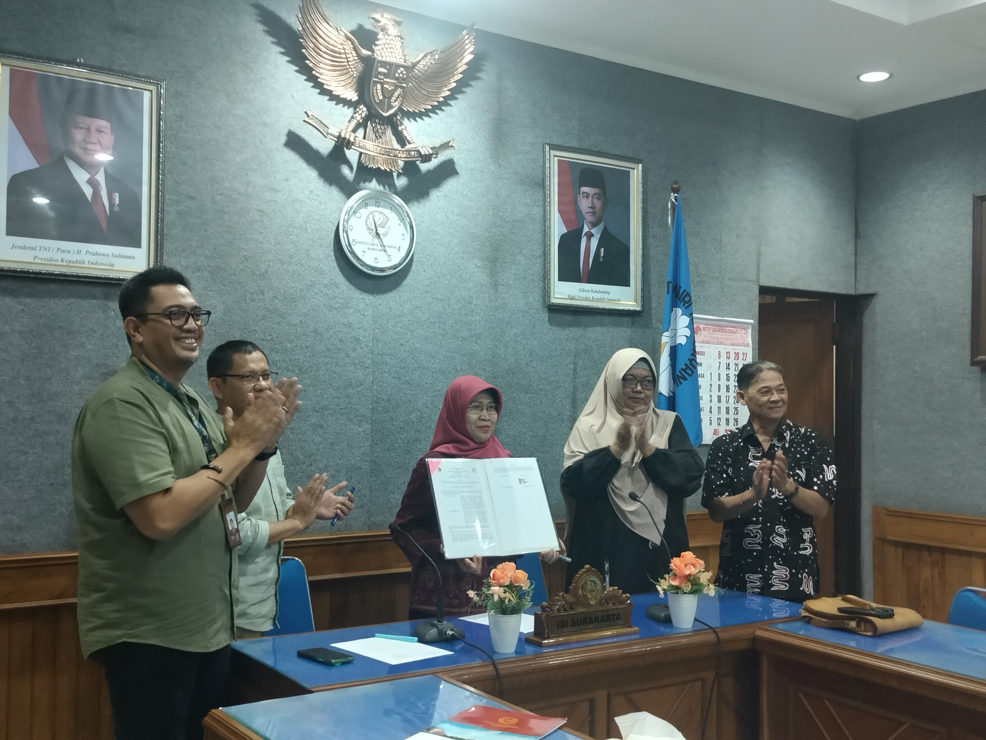 Penandatangan Perjanjian Kerja Sama FSP ISI Surakarta dengan Dinas Pariwisata dan Kebudayaan Kabupaten Belu NTT di ruang rapat rektorat ISI Surakarta, Rabu (16/7).