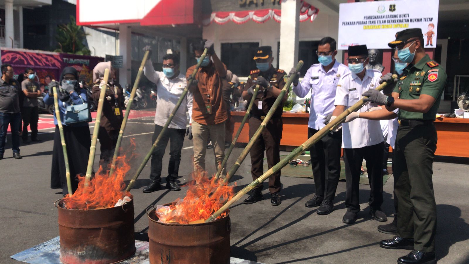 Kejari Boyolali musnahkan barang bukti kejahatan yang kasus hukumnya telah inkracht, Rabu (16/7/2025).