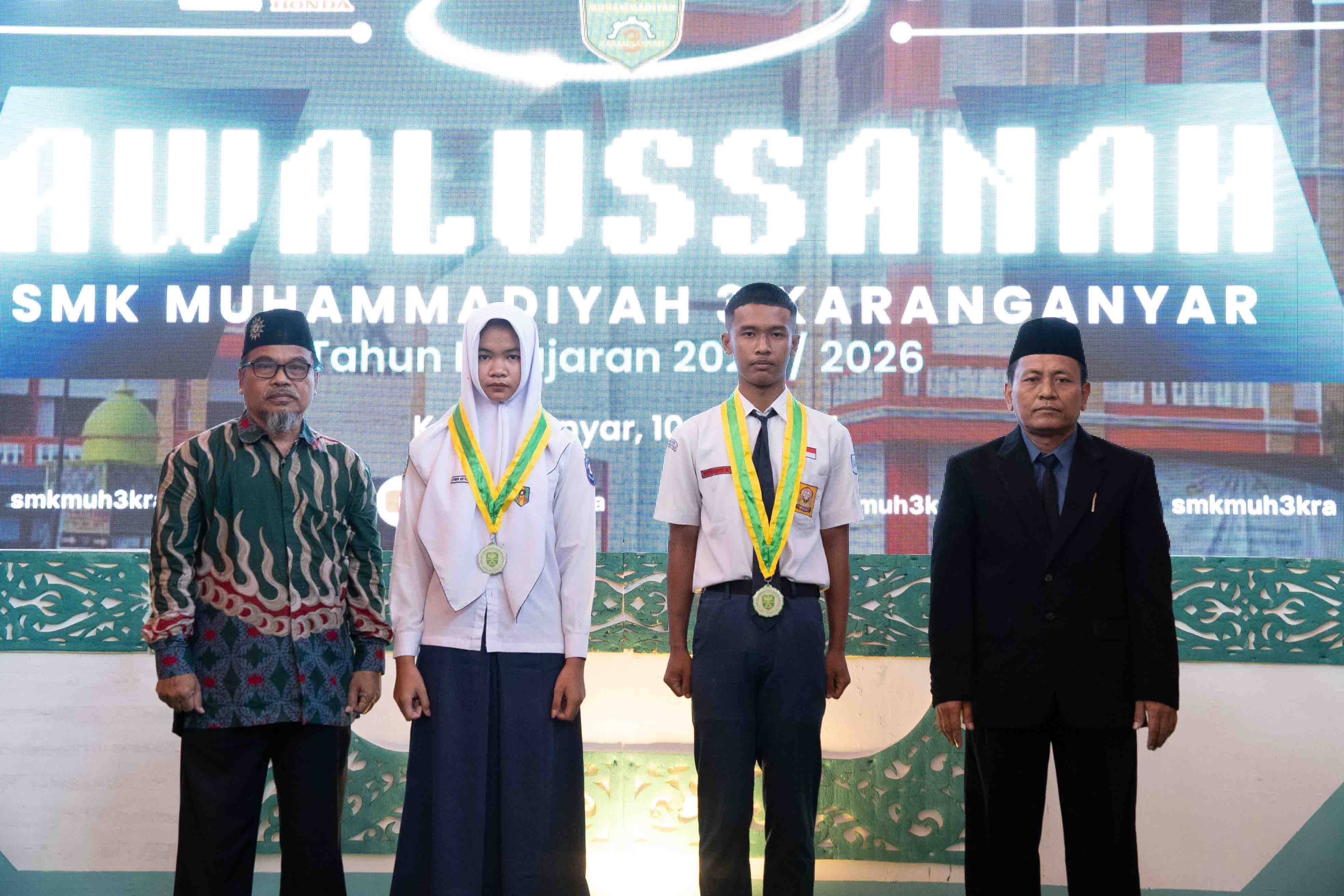 Simbolis penerimaan siswa baru putra dan putri kelas X saat Awalussanah di SMK Muhammadiyah 3 Karanganyar, Kamis (17/7).