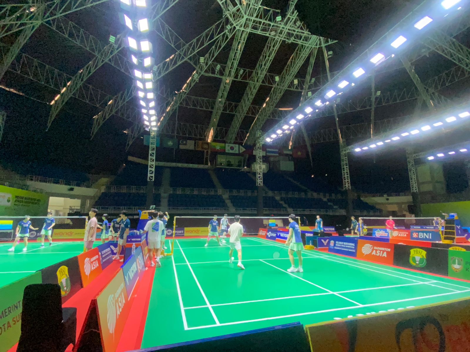 BERSIAP: Persiapan ajang Wondr Badminton Asia Junior Championships di GOR Indoor Manahan, Kamis (17/7).