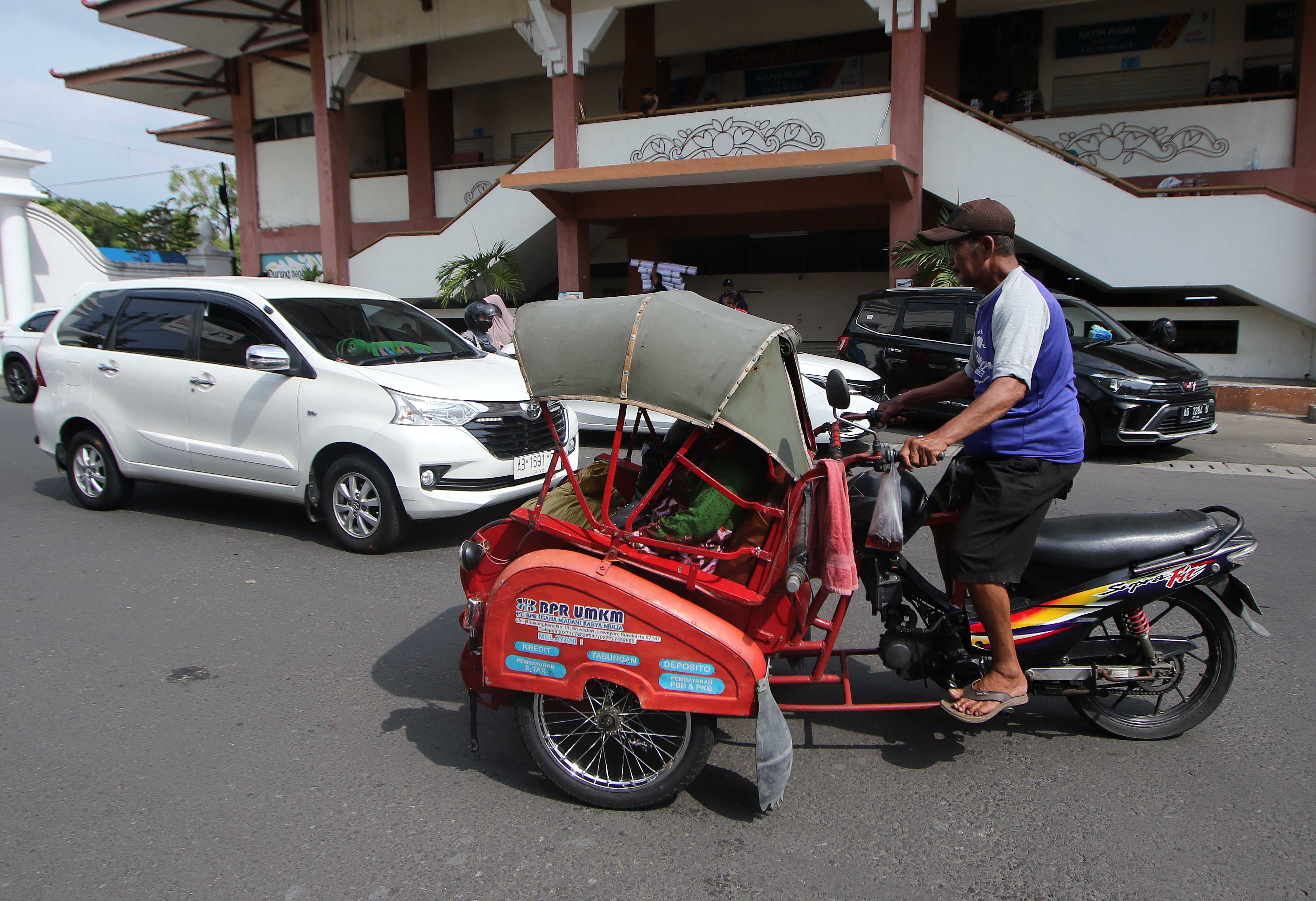 DISOROT: Pengemudi becak motor saat mengangkut penumpang di Pasar Klewer.