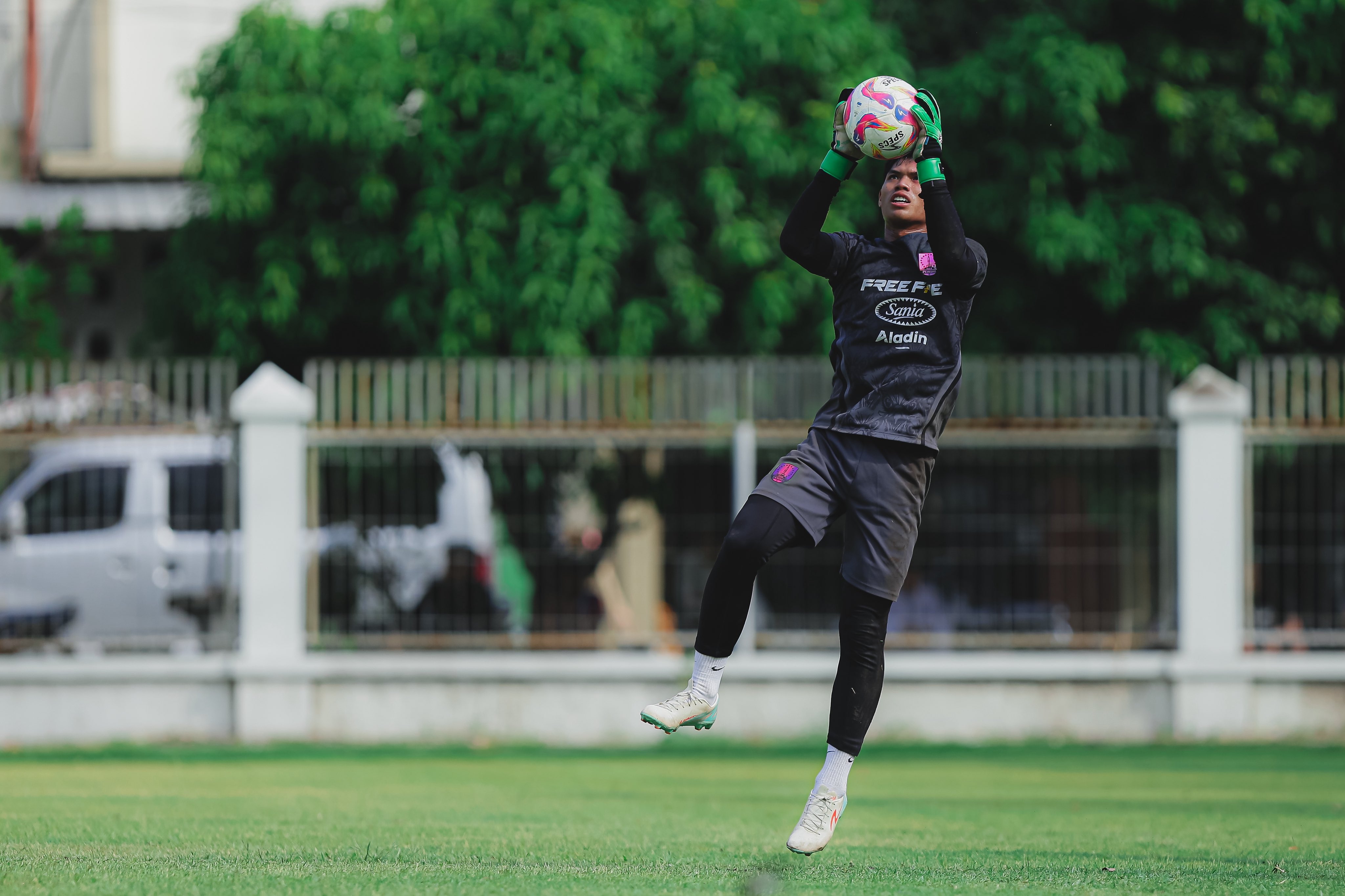 Faya Al Firdaus  saat berlatih dengan tim senior Persis Solo.