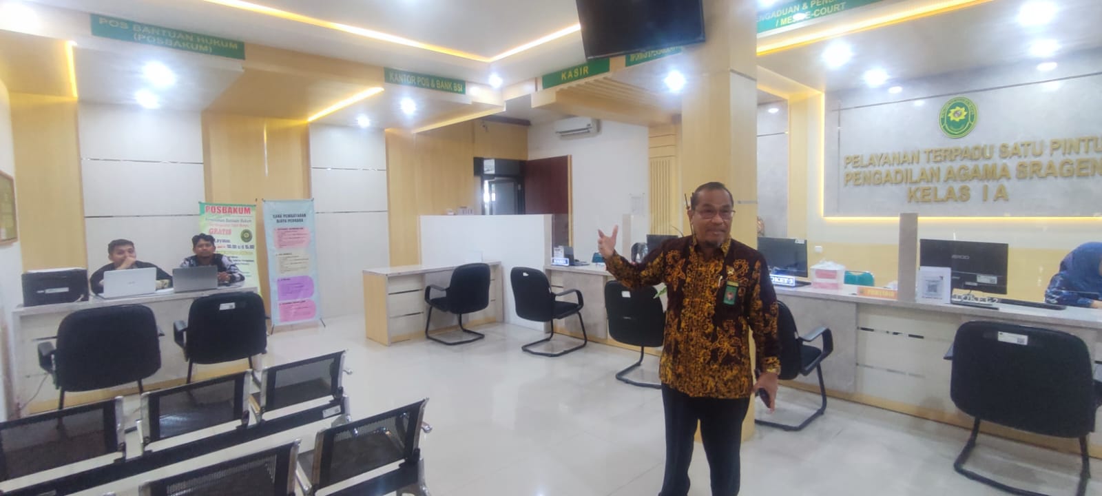 Ketua Pengadilan Agama Sragen Palatua Lubis menunjukkan ruang pelayanan. (Ahmad Khairudin/Radar Solo)
