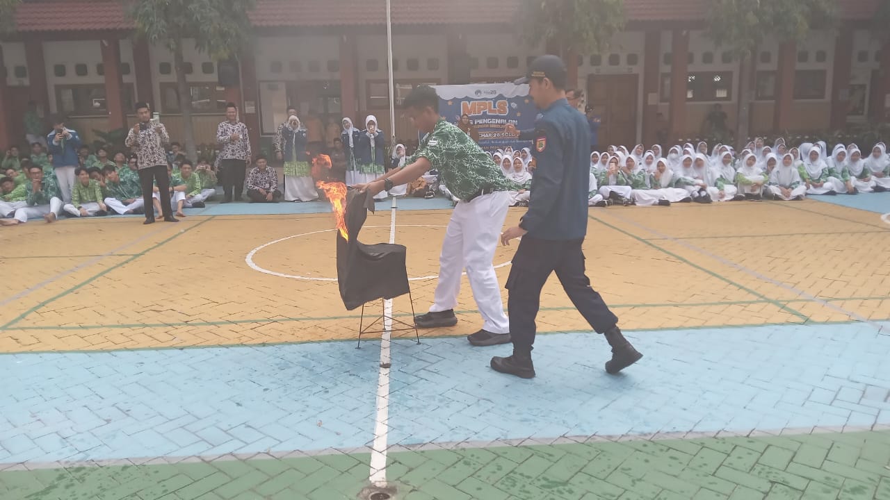 MPLS di SMA Islam Al Azhar 7 Sukoharjo salah satunya diisi dengan sosialisasi cara mencegah kebakaran semakin membesar melibatkan personel Damkar Sukoharjo, Kamis (17/5/2025).
