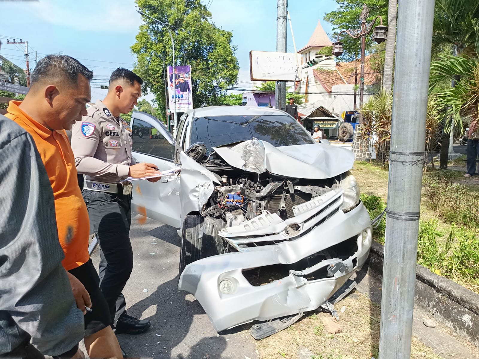 RINGSEK: Sebuah mobil Xenia tertabrak kereta api di Jalan Kapten Mulyadi, Kamis (17/7/2025).