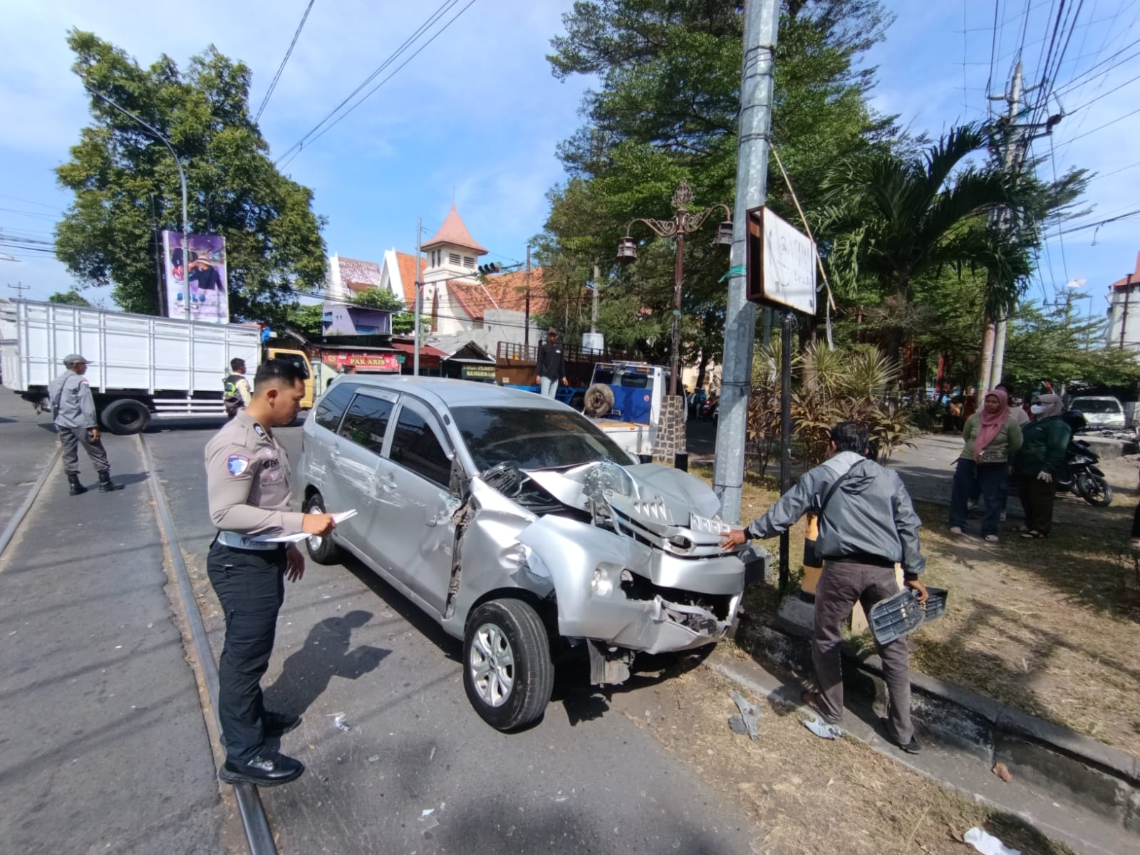 Mobil Daihatsu Xenia tertabrak Kereta Api (KA) Batara Kresna di simpang empat Sangkrah, Kelurahan Kedung Lumbu, Kecamatan Pasar Kliwon, Kamis (17/7).