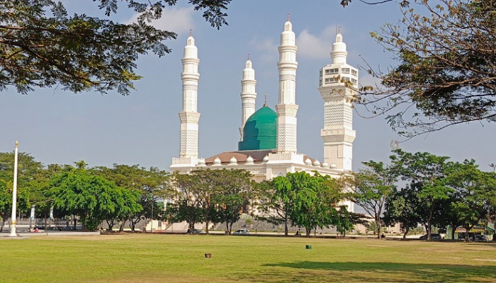 Masjid Agung Madaniyah Karanganyar tampak begitu megah. (Adi Prasetyawan/Radar Solo)