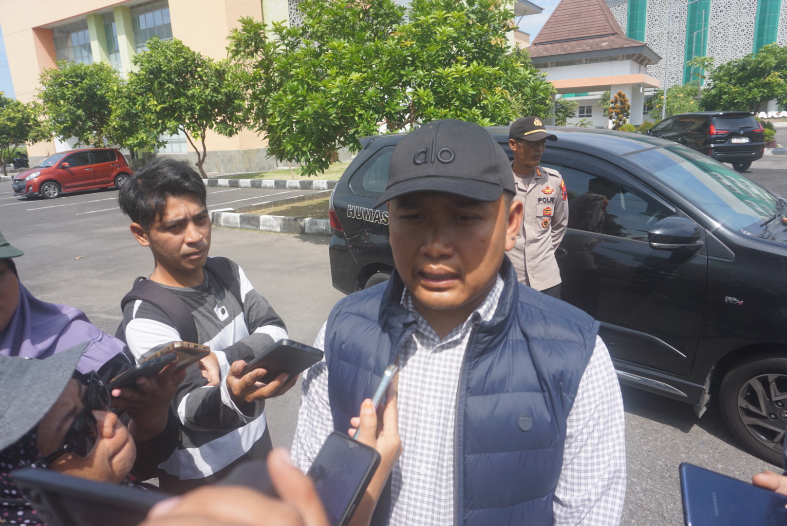 Kasat Reskrim Polres Klaten AKP Taufik Frida Mustofa paparkan perkembangan kasus pembacokan di Bayat. (Angga Purenda/Radar Solo)