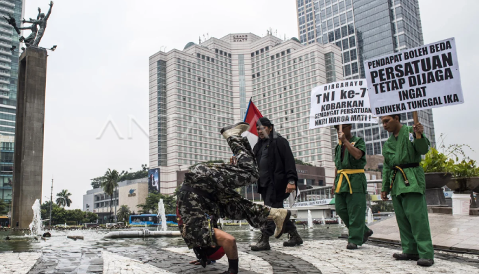 Kopral Kepala Denpom Solo Partika Subagyo Lelono melakukan aksi jungkir balik mengelilingi air mancur Bundaran Hotel Indonesia, Jakarta, Selasa (4/10/2016).
