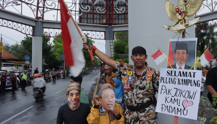 Kopral Bagyo saat menggelar aksi menyambut Jokowi kembali ke Solo pada Oktober 2024 lalu.