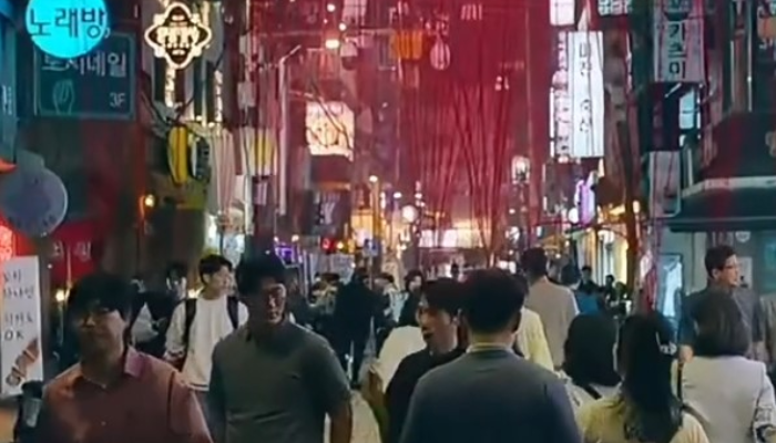 Potongan drama S Line, yang memperlihatkan orang-orang dengan red line di atas kepala mereka.