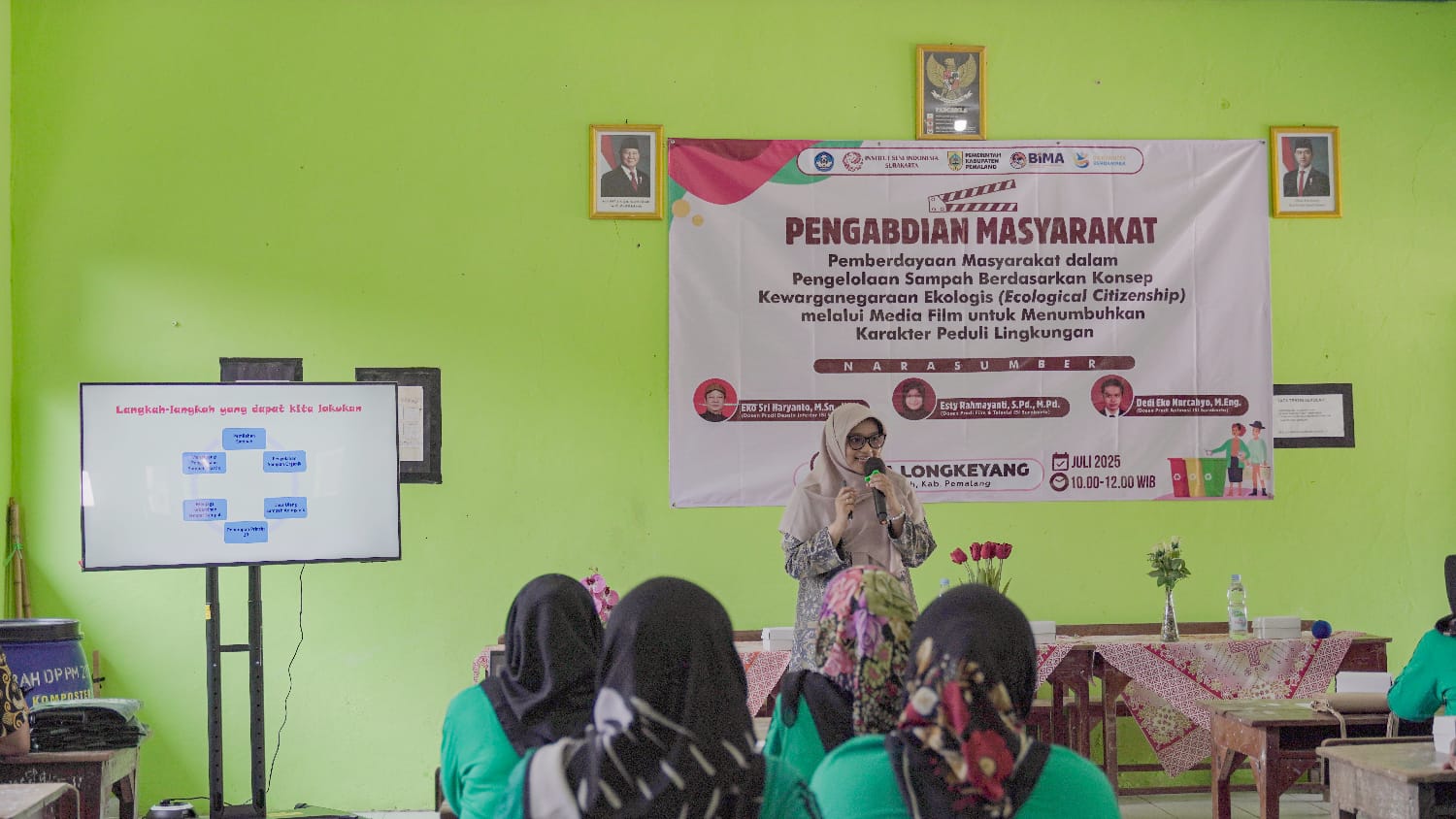 Penyampaian materi edukatif mengenai pengelolaan sampah.