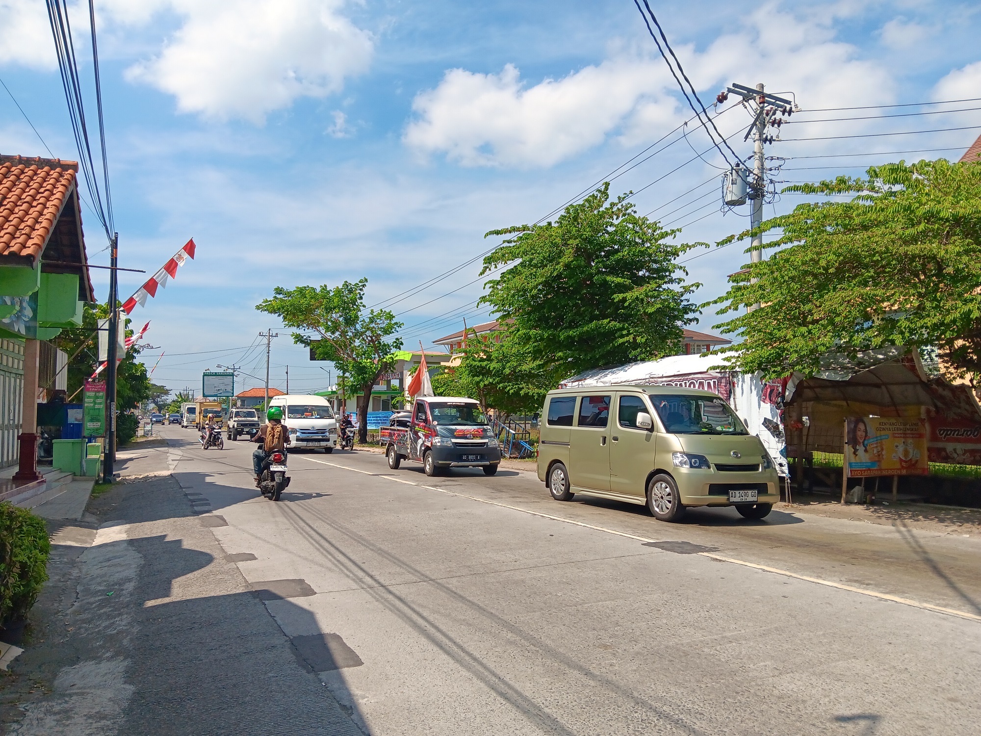 Suasana ruas Jalan Raya Pakis-Daleman, Kecamatan Wonosari yang hendak diterapkan rekayasa lalu lintas jelang kunjungan Presiden Prabowo Subianto. (Angga Purenda/Radar Solo)