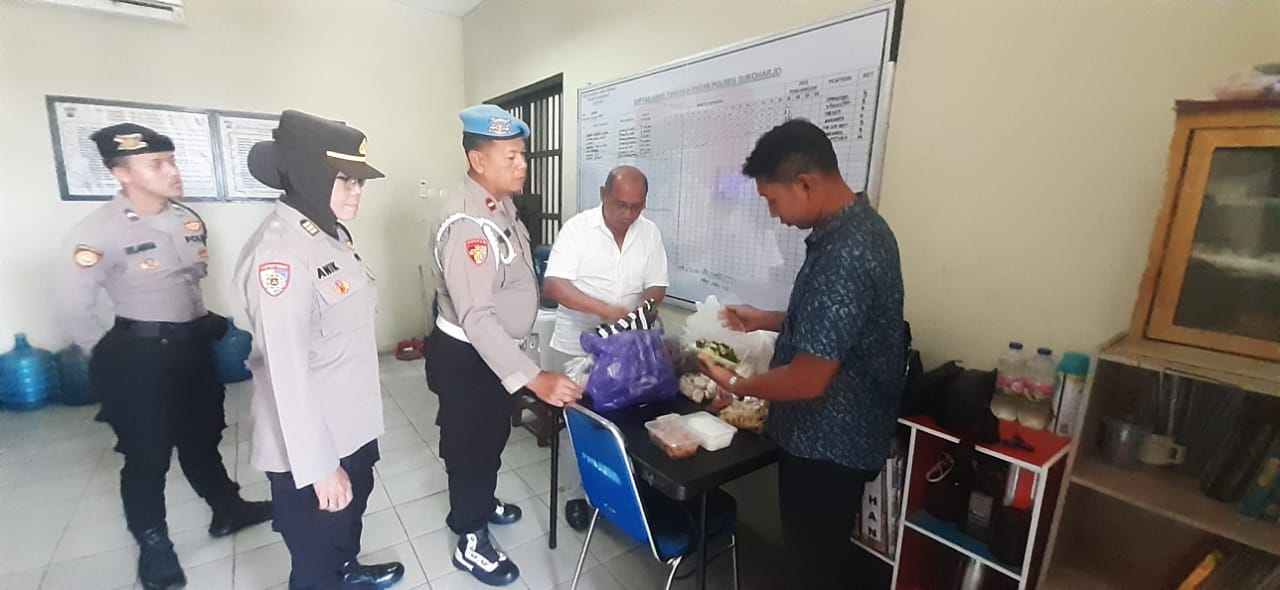 Pemeriksaan barang bawaan pembesuk di ruang jaga rutan Polres Sukoharjo, Kamis (17/7).