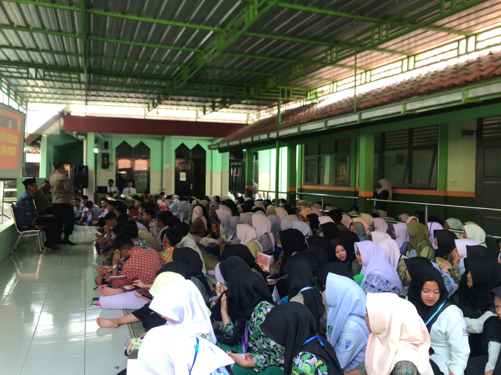 Bhabinkamtibmas isi materi dalam MPLS di SMAN 1 Nogosari, Kamis (17/7).