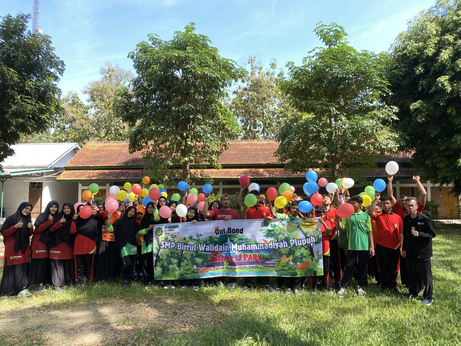 Hari terakhir MPLS SMP Birrul Walidain Plupuh Sragen dikemas dalam agenda outbound di Ndayu Park, Kamis (17/7).