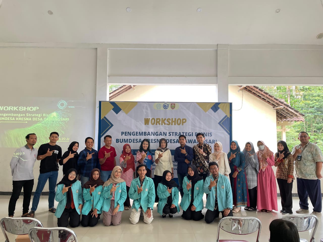 Tim Pengabdian Akuntansi dan Bisnis Terapan Prodi D3 Akuntansi Sekolah Vokasi UNS laksanakan kegiatan PkM pada Program Hibah Group Riset di Desa Tawangsari.