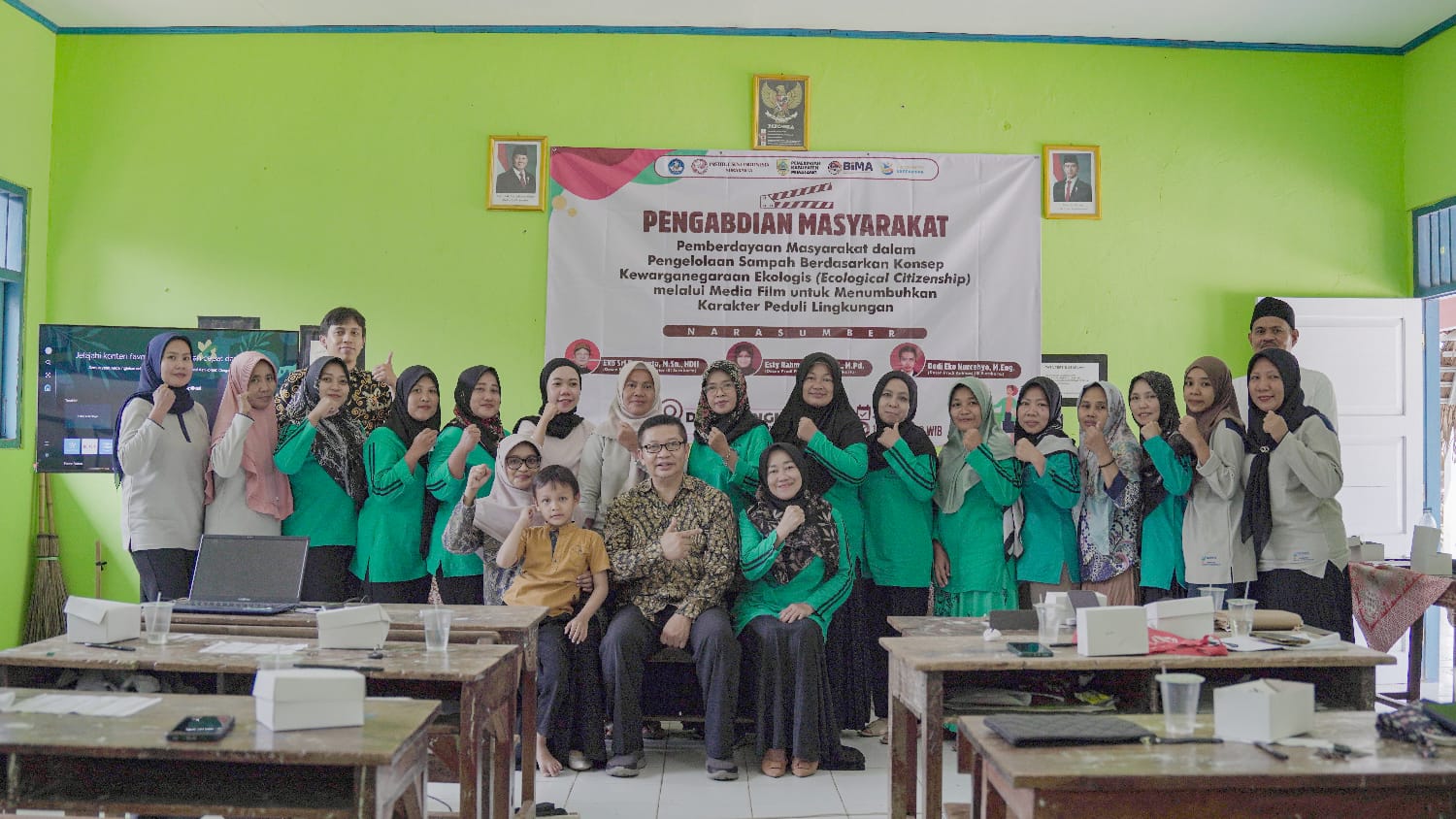 Foto bersama TIM PKM ISI Surakarta, PKK Desa Longkeyang, dan peserta sosialisasi usai kegiatan pelatihan pengelolaan sampah.