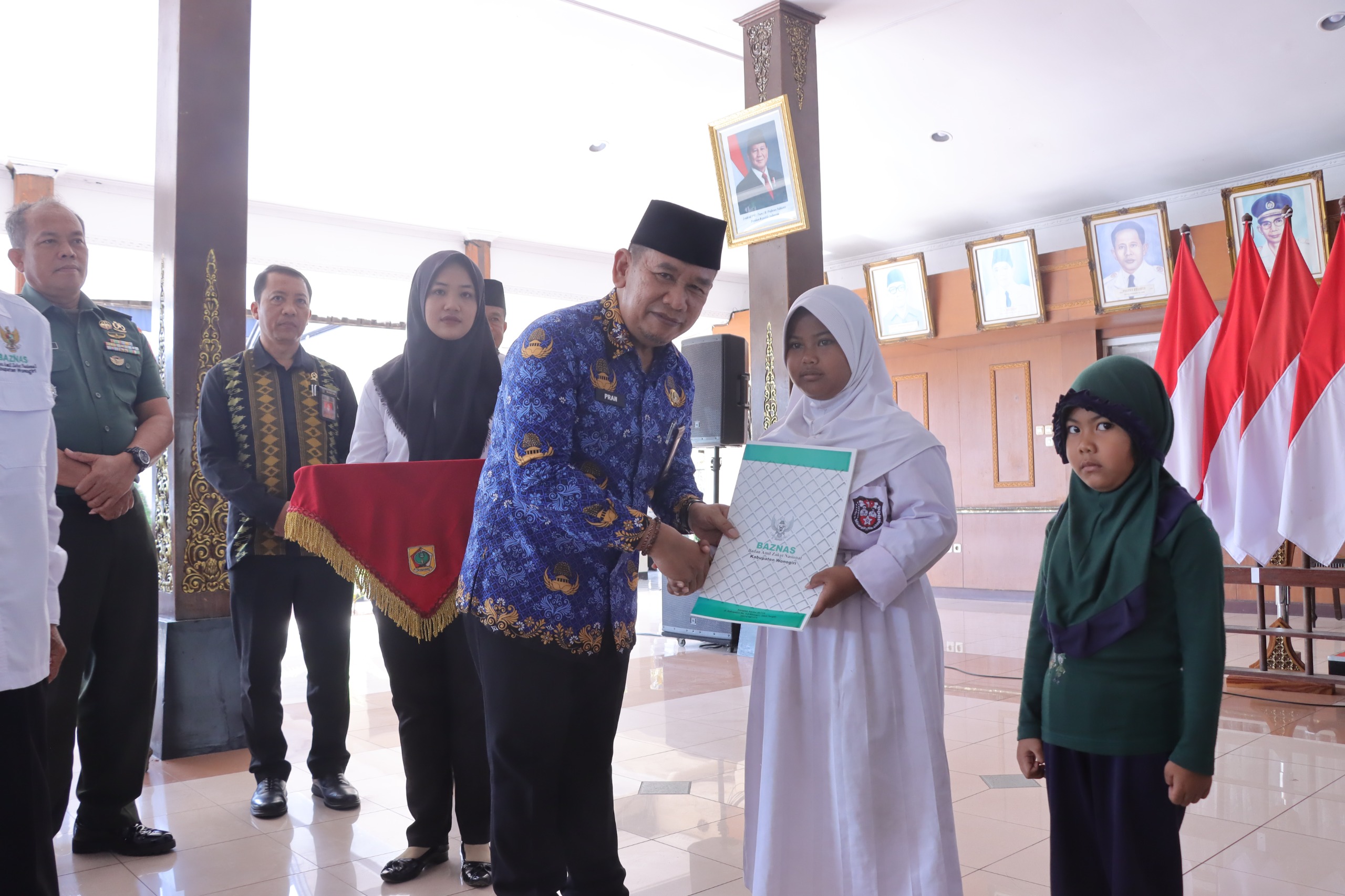 Penyerahan santunan program Yatim Bahagia di pendapa Rumah Dinas Bupati Wonogiri, Kamis (17/7/2025).